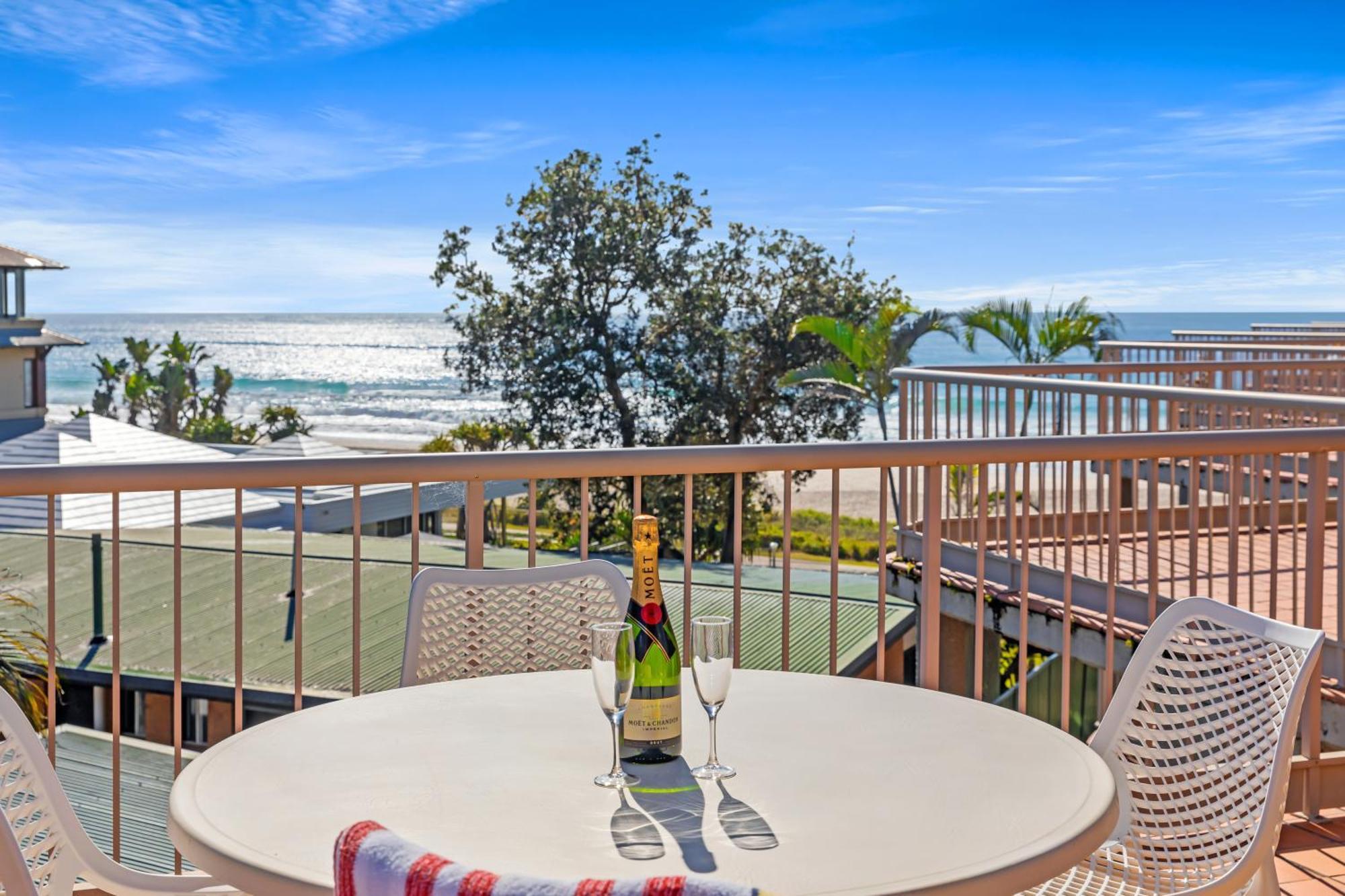 Sanctuary Beach Resort Gold Coast Extérieur photo